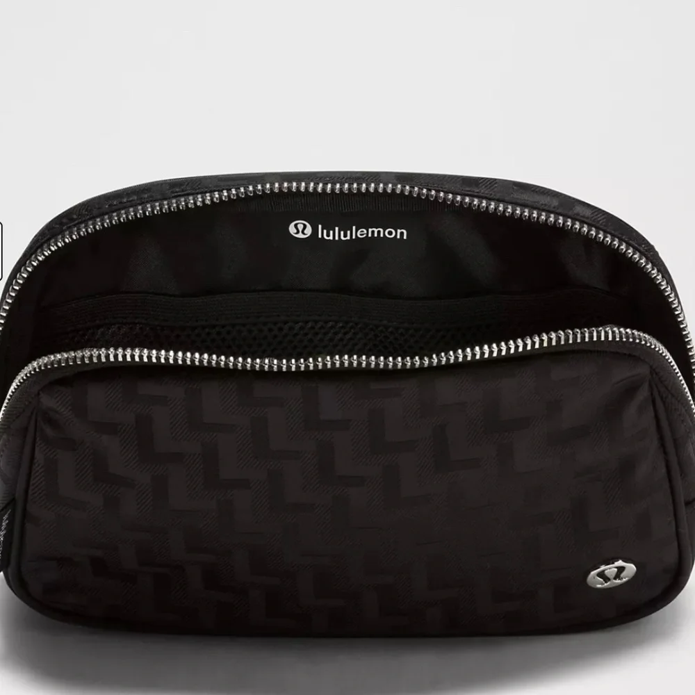 Lululemon Everywhere Belt Bag 1L in Black L Monogram Jacquard - Picture 2 of 8